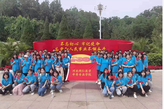 河北同仁医学中等专业学校发的校服什么样？几套呢？